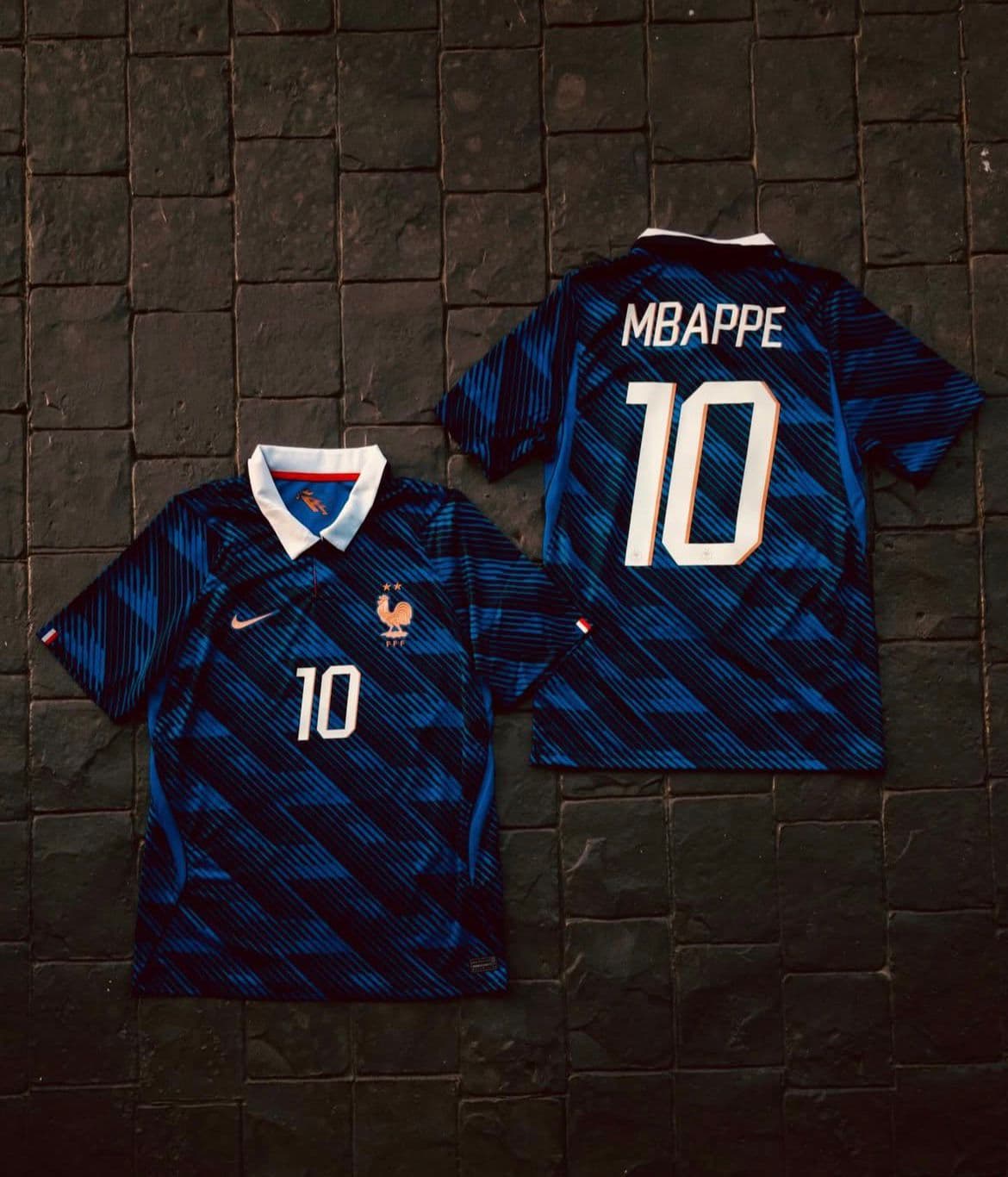 Custom jersey with name and number printing — front and back view at D4 Wears